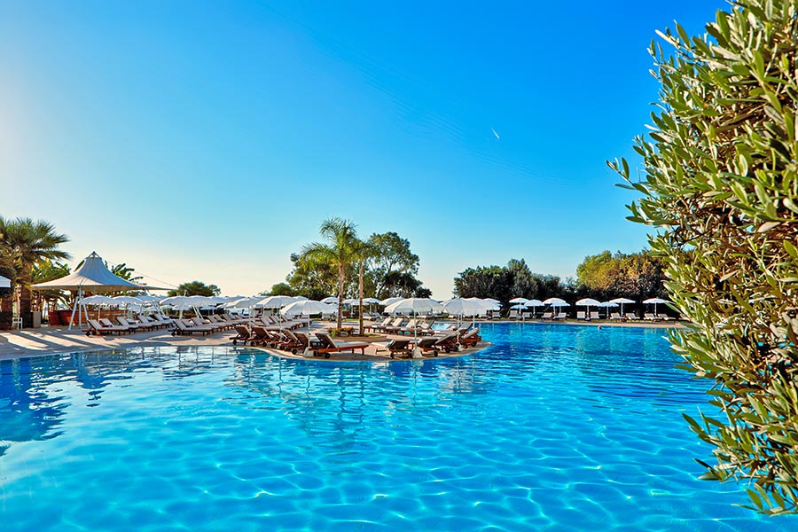 Zwembad bij het Grecian Park hotel in Fig Tree Bay, Cyprus