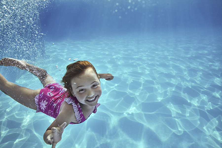 Kind duikt in zwembad tijdens voorjaarsvakantie