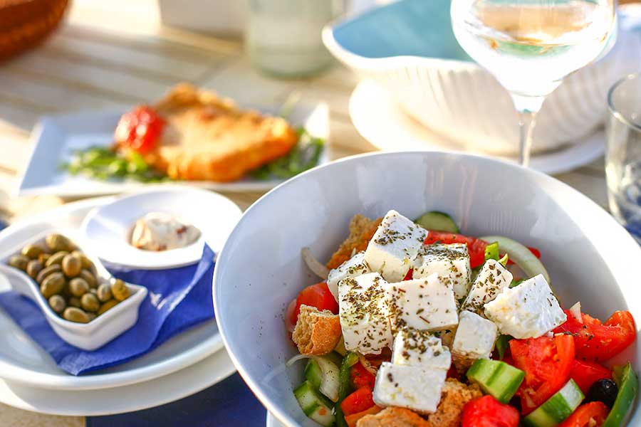 Griekse salade, saganaki & olijven