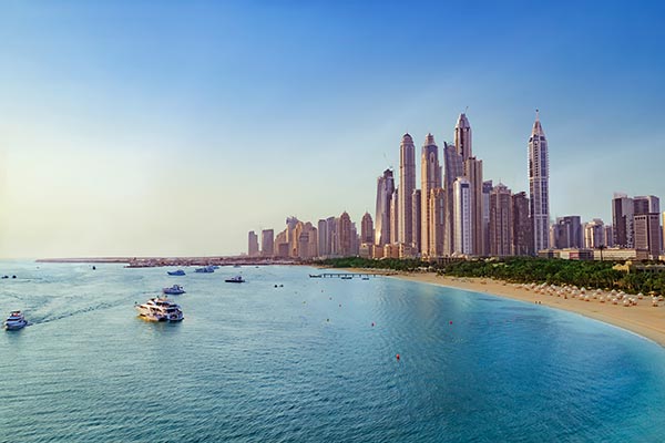 Strand en wolkenkrabbers in Dubai